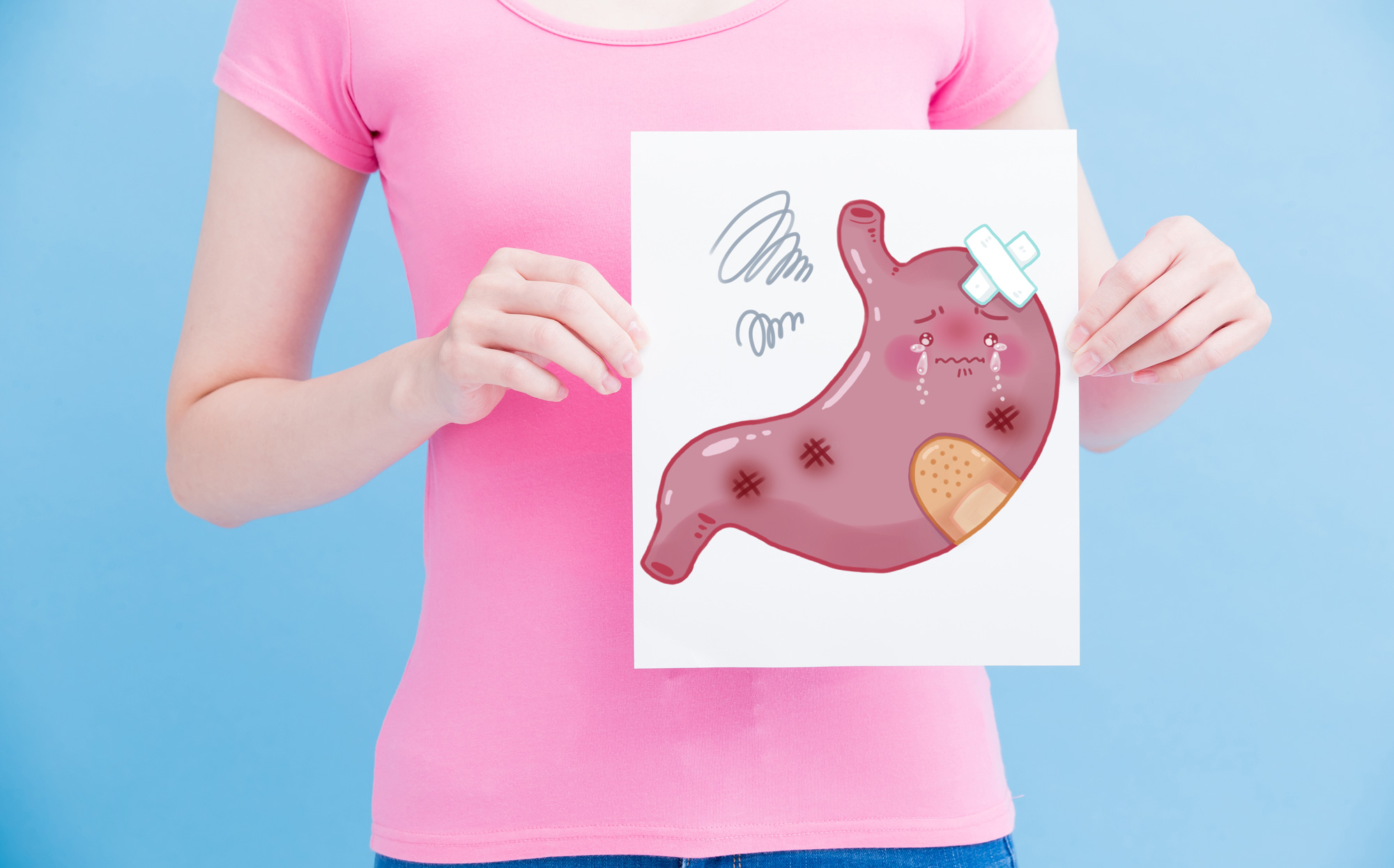 妇女与不健康的胃广告牌在蓝色背景.jpg 妇女与不健康的胃广告牌在蓝色背景.jpg